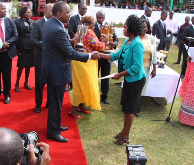 Janet Chebet receiving Best Youth Farmer award from President Uhuru Kenyatta during the 2015 Nairobi Agricultural Trade Fair Jamhuri Grounds